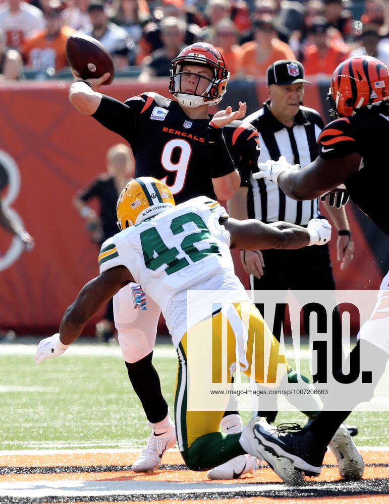 Cincinnati Bengals quarterback Joe Burrow (9) throws against the