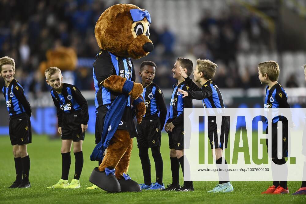 BRUGGE, BELGIUM - OCTOBER 27 : Young Club Brugge fans joking with