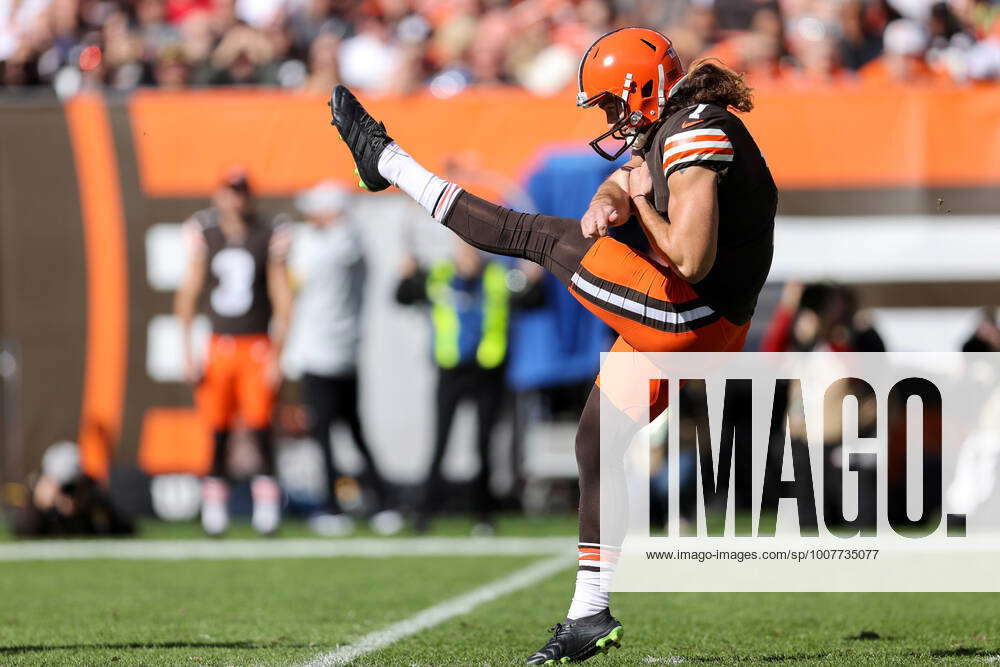 CLEVELAND, OH - OCTOBER 31: Cleveland Browns punter Jamie Gillan (7) punts  during the second quarter