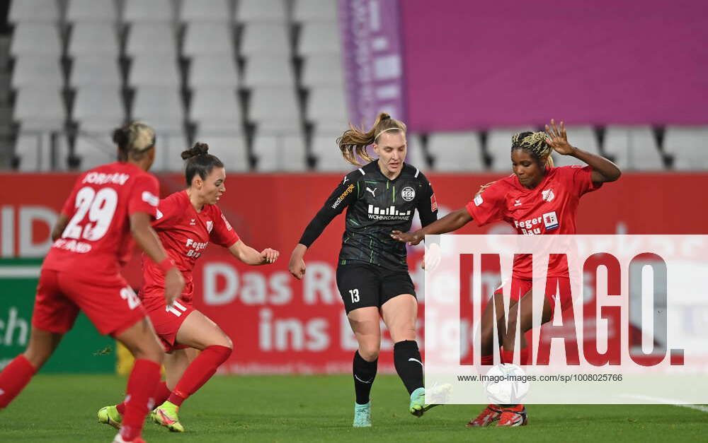 Maike Berentzen SGS, 13 with ball in penalty area, 14 11 2021, Essen ...