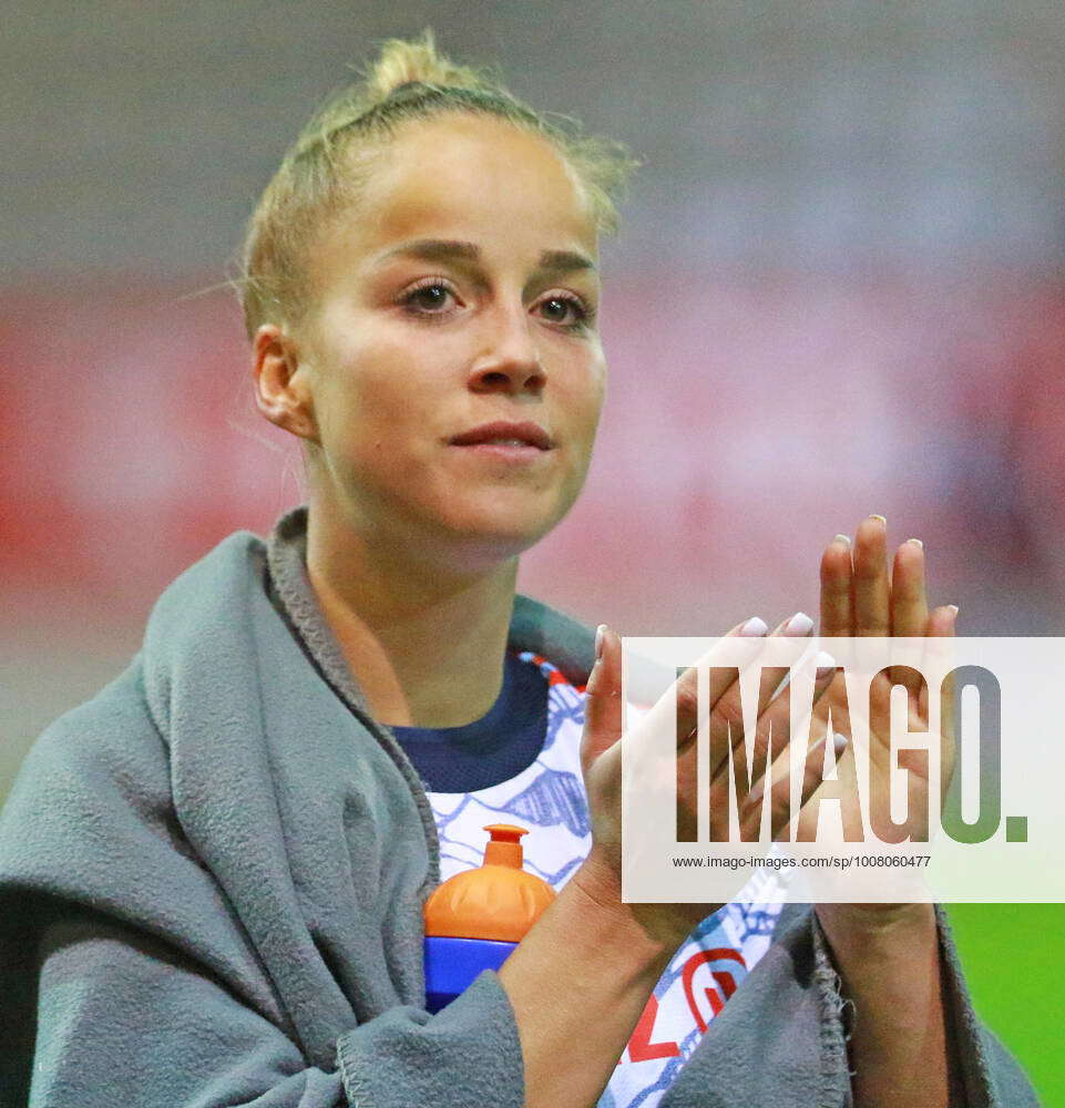 7 Giulia Gwinn FCB cheer, cheer, final cheer, clap, thank the fans, womens  football, UWCL Womens