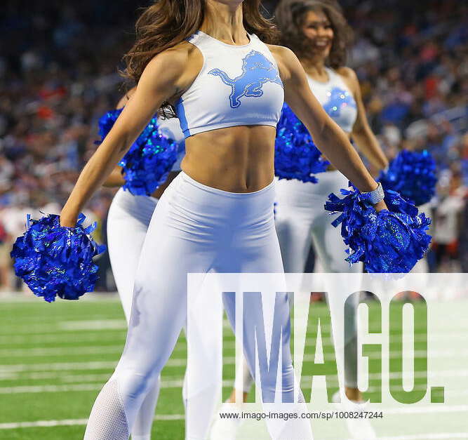 Lions vs Bears: Cheer Photos