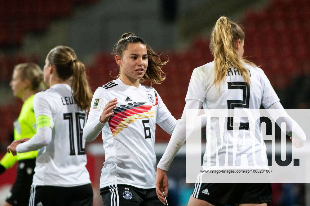Lena Oberdorf (Deutschland 6), Jule Brand (Deutschland 2) jubeln ueber das Tor, GER, Deutschland vs.