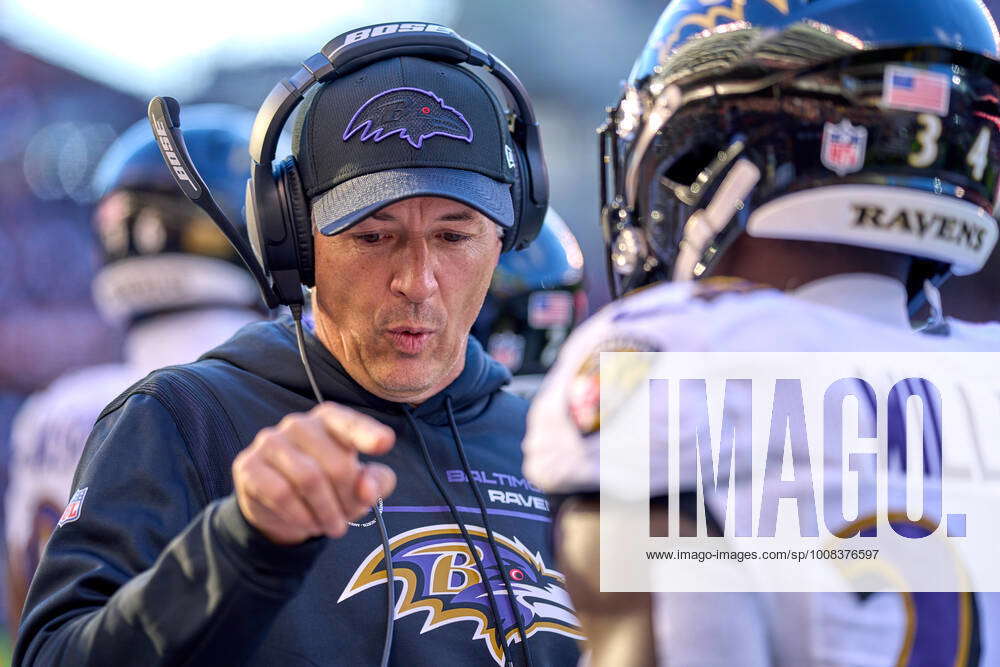 CHICAGO, IL - NOVEMBER 21: Baltimore Ravens Special Teams Coach T.J. Weist  talks to Baltimore Ravens