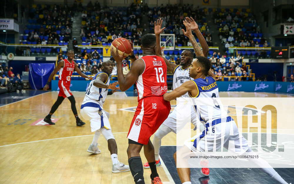 Boris Diallo (Cholet Basket) Lahaou Konate (Metropolitans 92