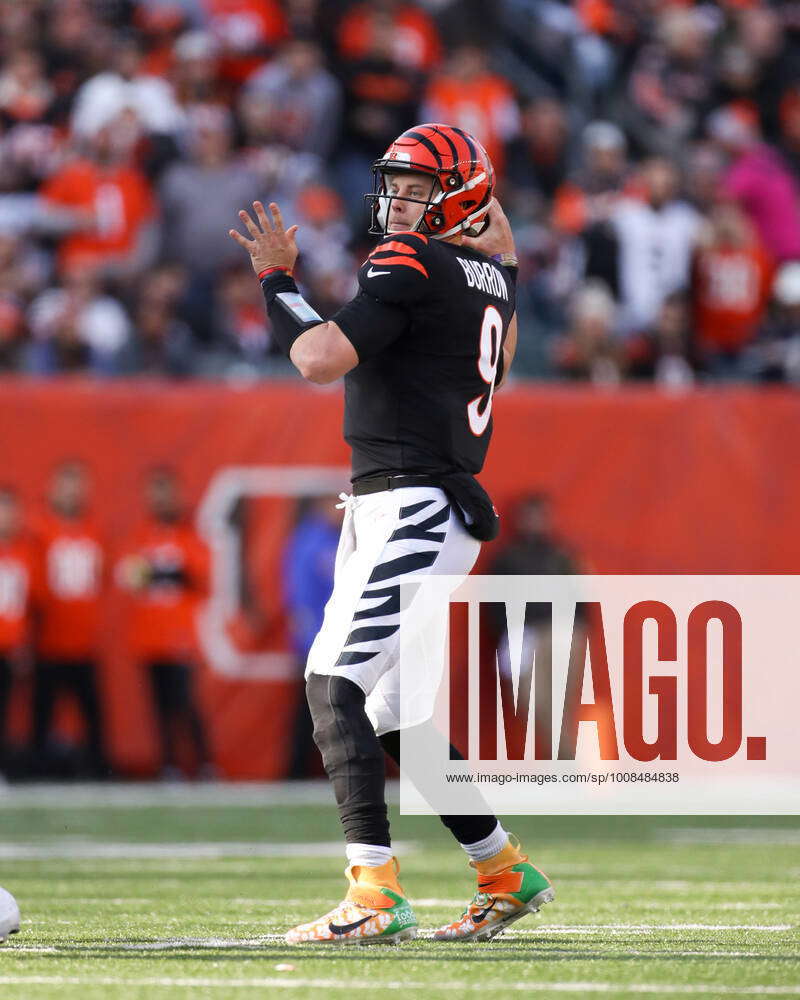 Cincinnati Bengals quarterback Joe Burrow (9) throws a touchdown