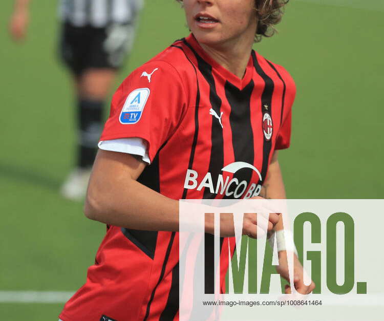 Valentina Giacinti (AC Milan) controlling the ball during AC Milan vs ACF  Fiorentina femminile, Italian foo - Photo .LiveMedia/Francesco Scaccianoce  Stock Photo - Alamy