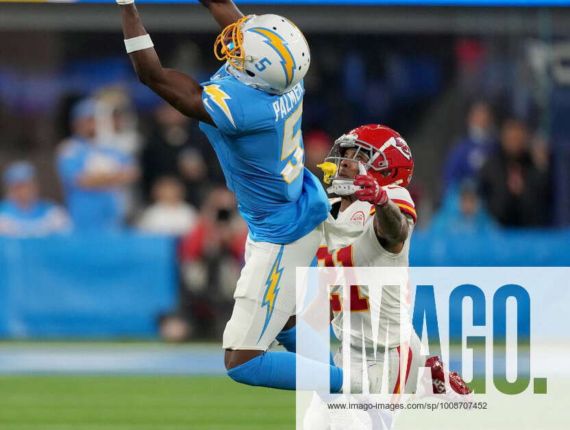 Photo: Chargers Joshua Palmer Catches the Ball in Front of Chiefs Mike  Hughes at SoFi - LAP20211216812 