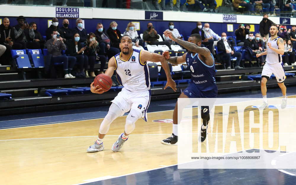 Vince Hunter dunks the ball of Metropolitans 92 during the 7DAYS