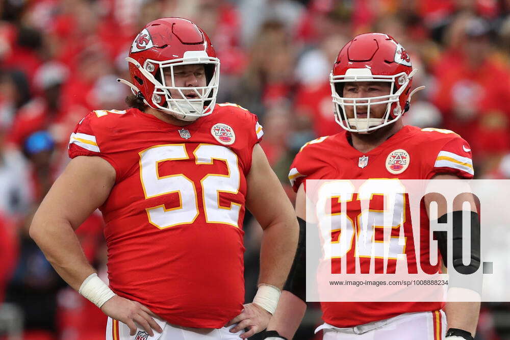 KANSAS CITY, MO - DECEMBER 26: Kansas City Chiefs center Creed Humphrey  (52) and guard Joe Thuney (