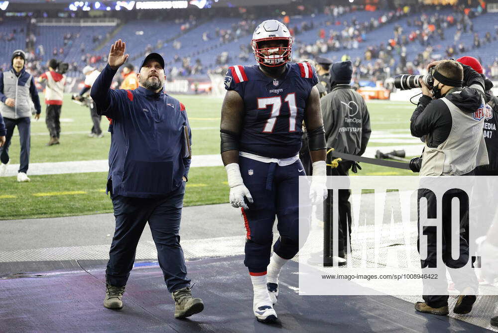 FOXBOROUGH, MA - JANUARY 02: New England Patriots offensive lineman ...