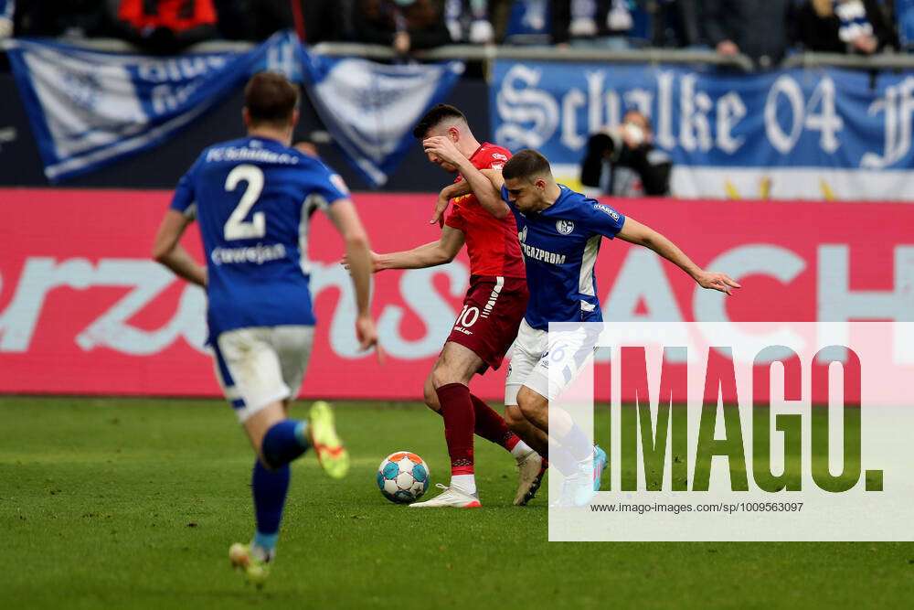 Kaan Caliskaner Ssv Jahn Regensburg Und Blendi Idrizi Fc Schalke 04 Beim Spiel Der 2 Bl