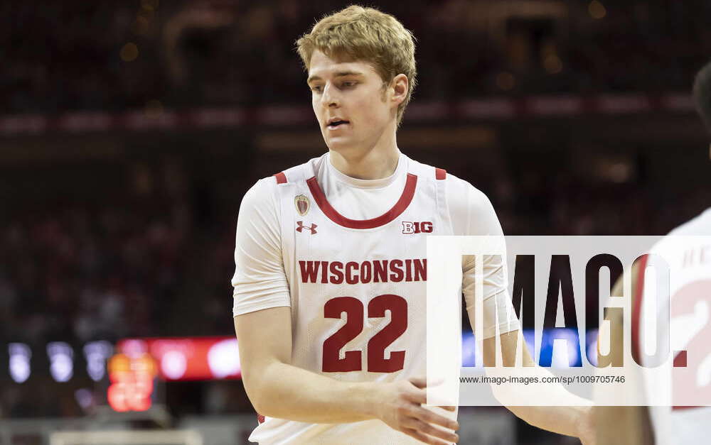 February 5, 2022: Wisconsin Badgers Forward Steven Crowl 22 Hands The 