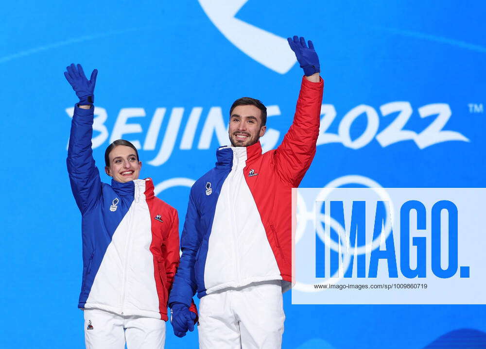 (220214) -- BEIJING, Feb. 14, 2022 -- Gold medalists Gabriella ...