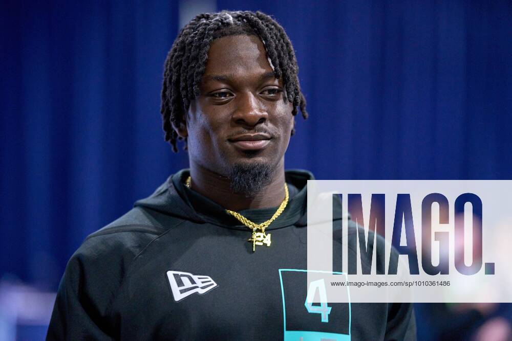 Oklahoma linebacker Brian Asamoah runs the 40-yard dash during the NFL  football scouting combine, Saturday, March 5, 2022, in Indianapolis. (AP  Photo/Darron Cummings Stock Photo - Alamy