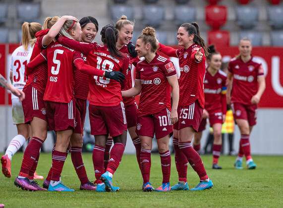 Bayern players cheer Giulia Gwinn FC Bayern Muenchen Frauen goal, 7 to ...