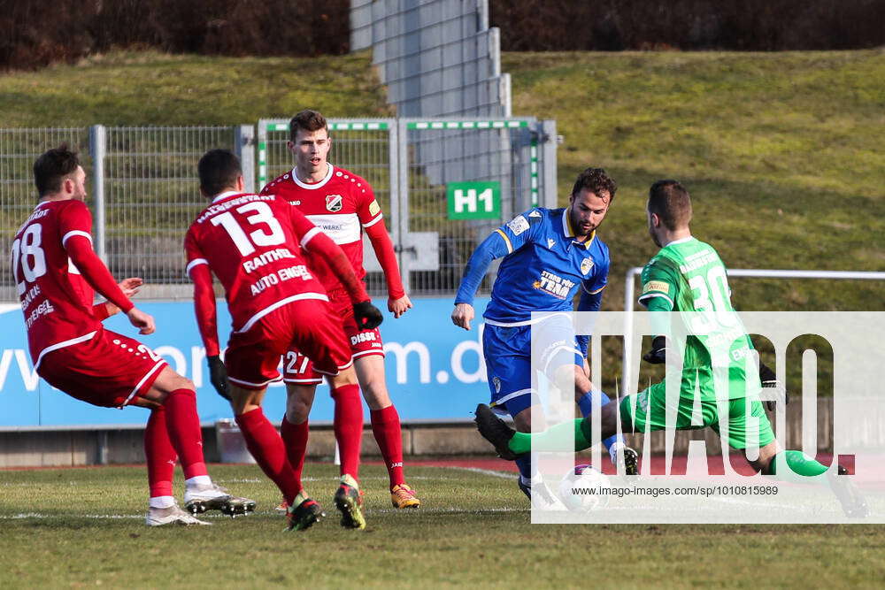 Fabian Eisele FC Carl Zeiss Jena,23 against goalkeeper Lukas Cichos VFB ...