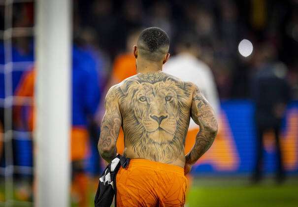 Turn around for me says Memphis to a fan with a matching lion tattoo on  his back  442sport