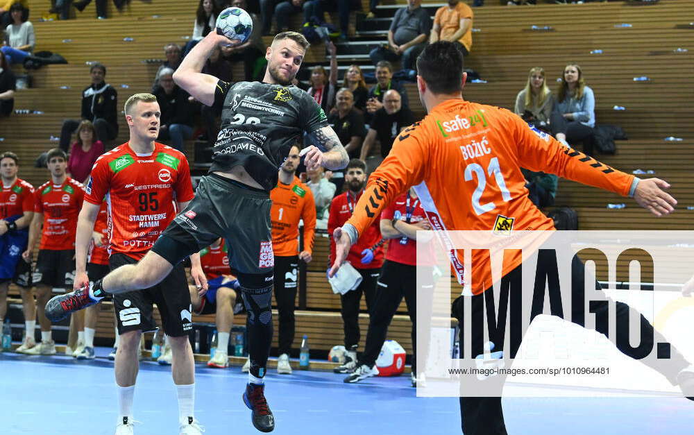 on the ball Nils Kretschmer Dresden against goalkeeper Vladimir Bozic ...