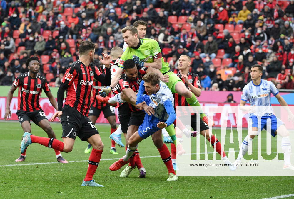 Penalty area action with center from top , Goalkeeper Lukas Hradecky