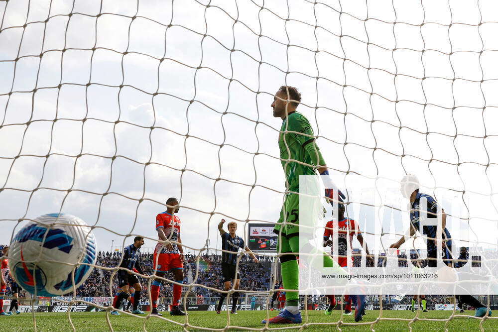 David Ospina (SSC Napoli) looks on as the ball goes into the net during Atalanta BC vs SSC Napoli, i David Ospina (SSC Napoli) looks on as the ball goes into the net during Atalanta BC vs SSC Napoli, i