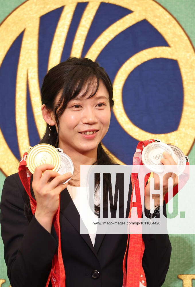 April 5 2022 Tokyo Japan Japanese Female Speed Skater Miho Takagi Displays Her Gold And Silver