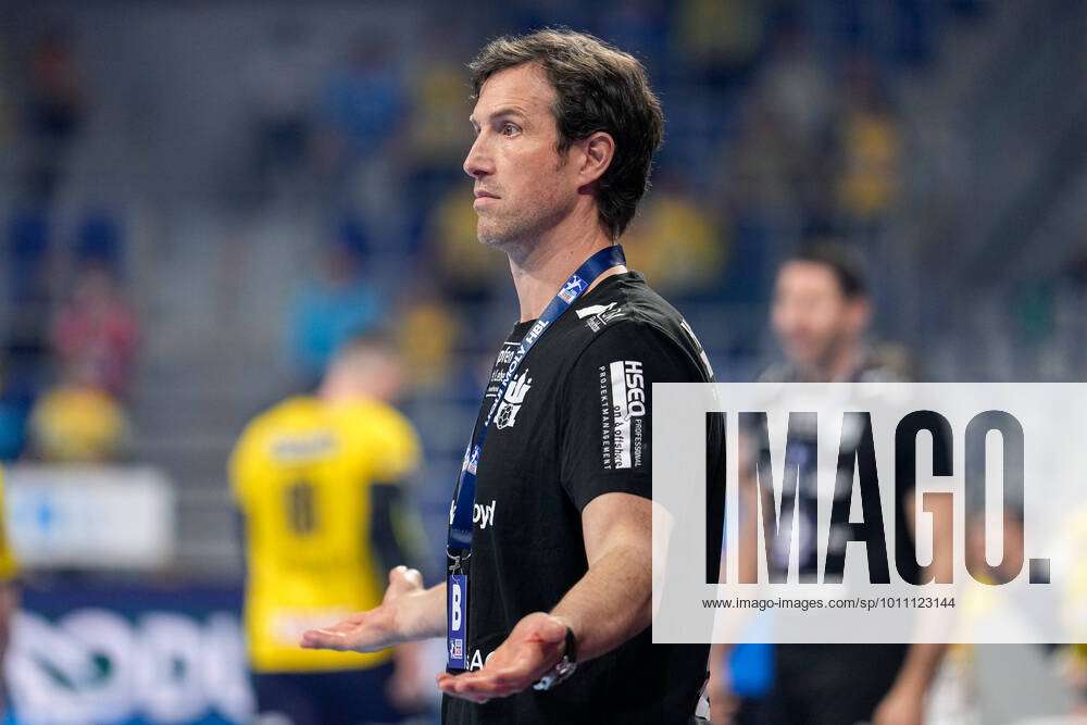 Torsten Jansen Toto, coach, head coach, Hamburg , gives instructions ...