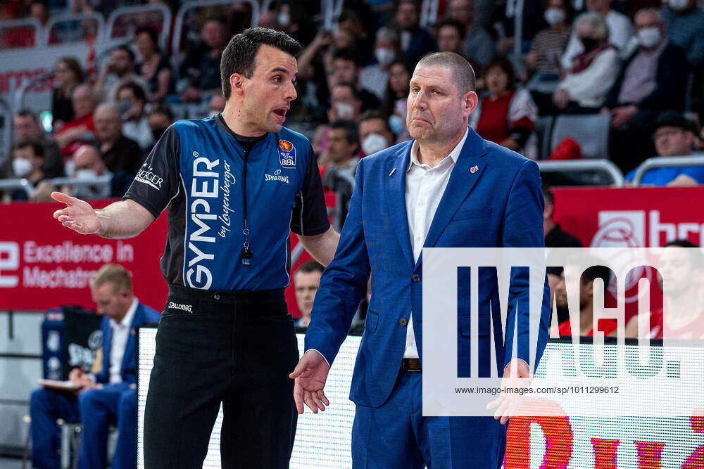 Moritz Reiter Referee , Oren Amiel Brose Bamberg, Coach , Brose Bamberg ...