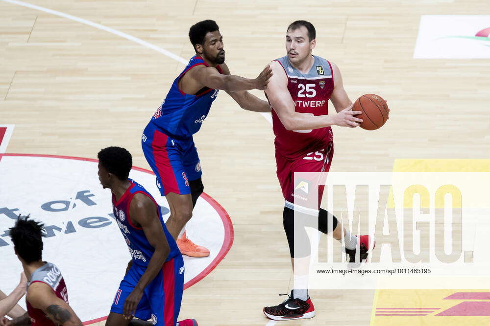 Antwerp s Cameron Krutwig (R) pictured in action during a basketball