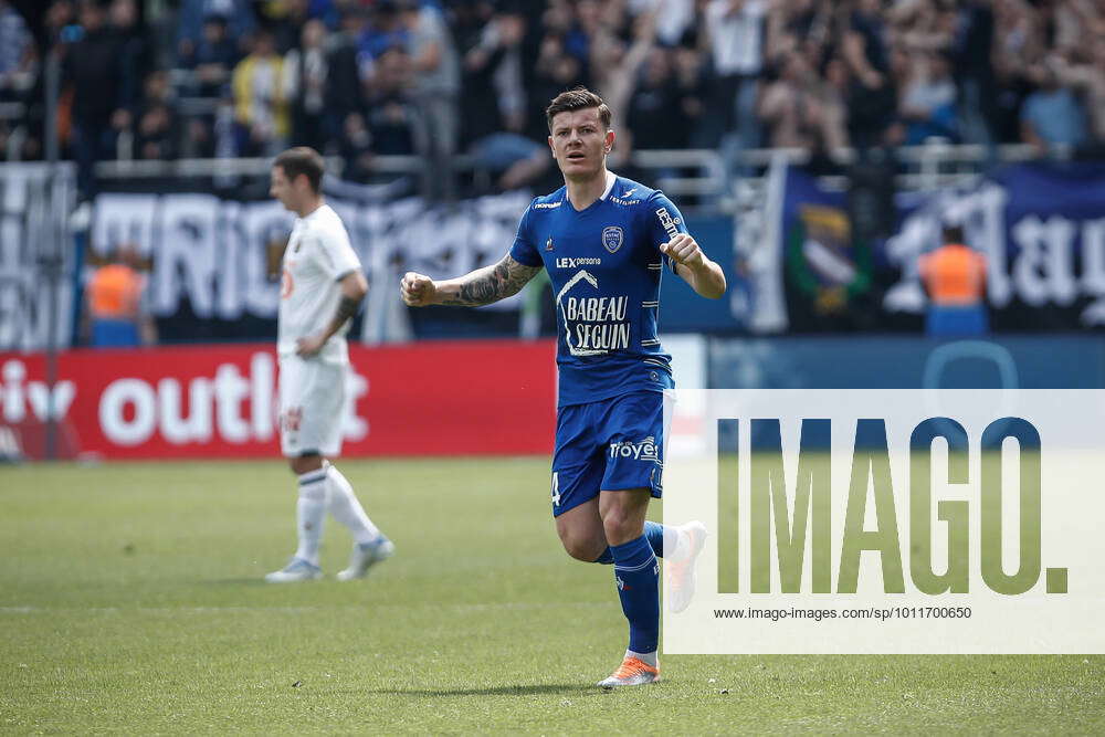 Joie des joueurs de Troyes apres le but sur penalty de Florian Tardieu ...