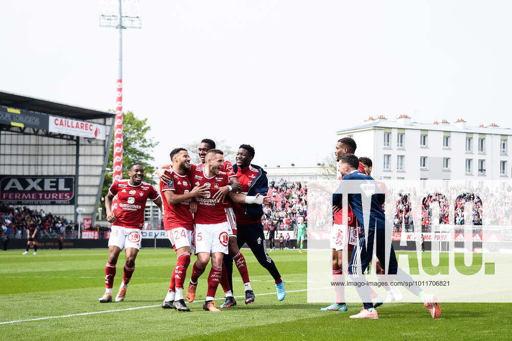 Joie des joueurs de l equipe du Brest apres le but de Youcef Belaili ...