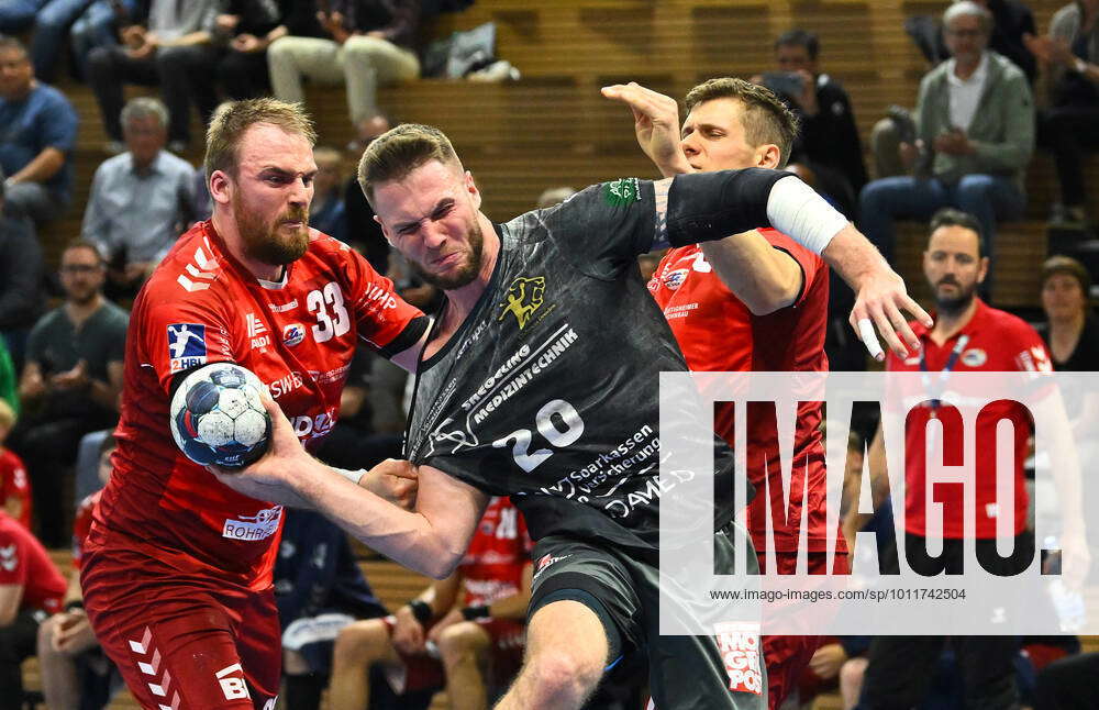 am Ball: Nils Kretschmer (Dresden), links: Nils Boschen, rechts: Paco ...