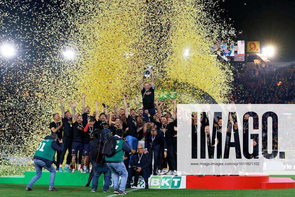 Captain Fabio Lucioni (US Lecce) raises the cup to the sky for the