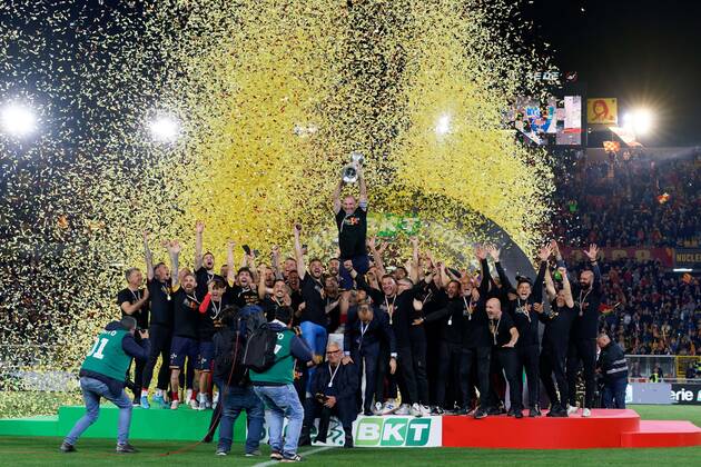 Captain Fabio Lucioni (US Lecce) raises the cup to the sky for the