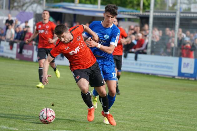 Marcel Schleicher SV Goeppingen gets the ball down safely SV Goeppingen ...