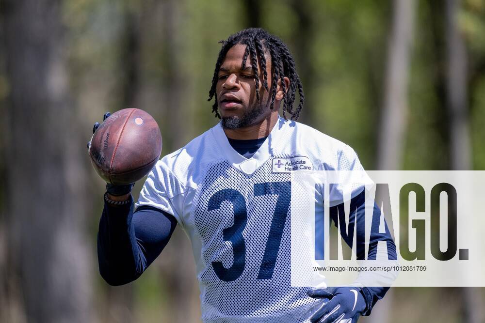 LAKE FOREST, IL - MAY 17: Chicago Bears defensive back Elijah Hicks (37)  warms up with the