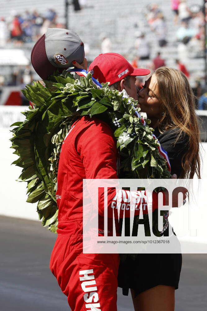 Indianapolis In May 29 Marcus Ericsson Kisses His Girlfriend Iris Tritsaris Jondahl After 