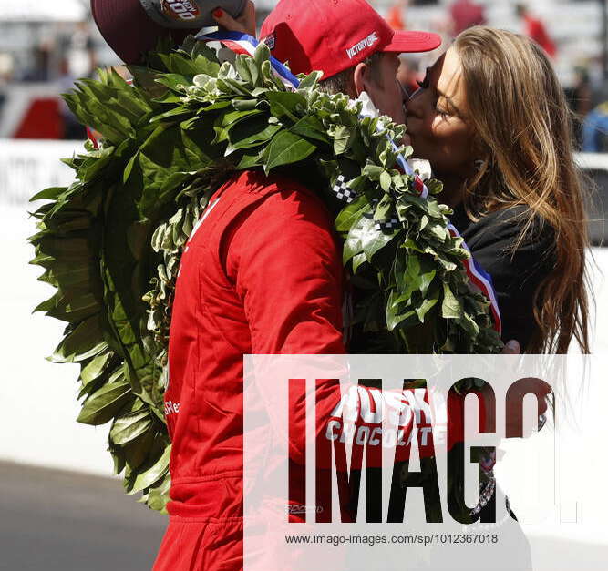 INDIANAPOLIS, IN - MAY 29: Marcus Ericsson kisses his girlfriend Iris ...