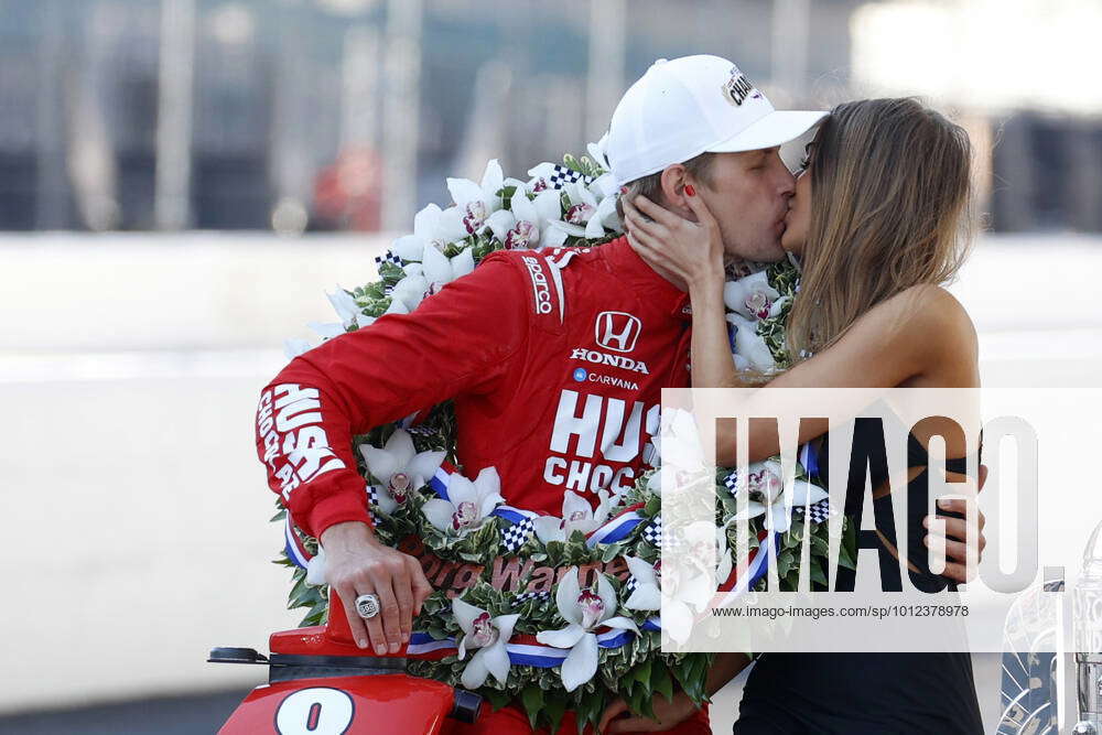 Indianapolis In May 30 Marcus Ericsson Kisses His Girlfriend Iris Tritsaris Jondahl On May 