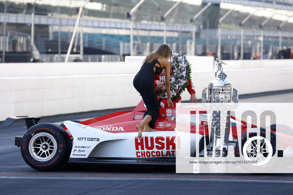 Indianapolis In May 30 Marcus Ericsson Helps His Girlfriend Iris Tritsaris Jondahl Climb Into Hi 