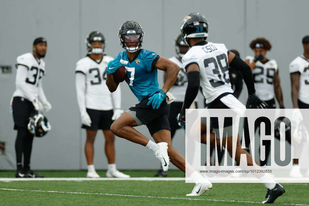 Jacksonville Jaguars wide receiver Zay Jones (7) runs during an