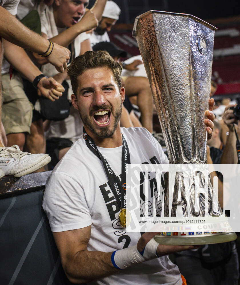 Goalkeeper Kevin Trapp FRA and fans with cup Eintracht Frankfurt ...