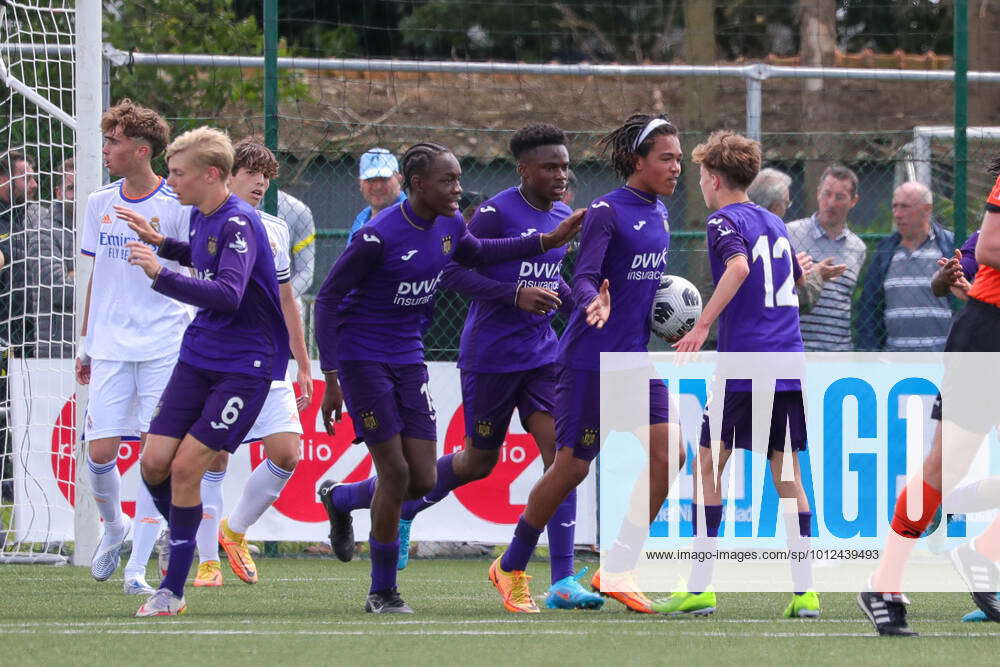 U15 RSC ANDERLECHT VS REAL MADRID FC Anderlecht players celebrate the goal  of Nunzio Engwanda (4)