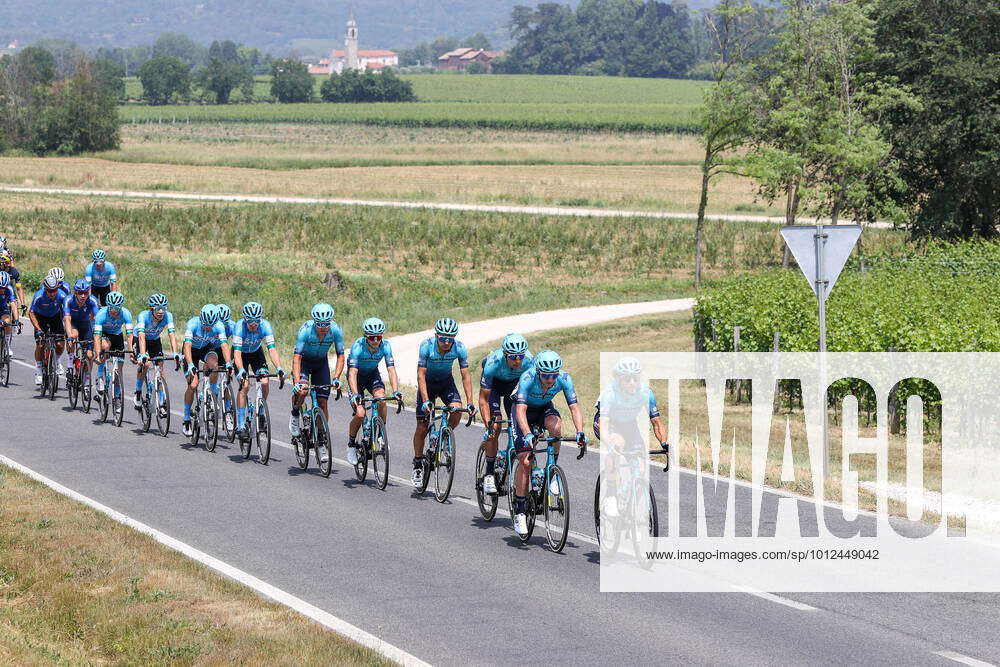 Adriatica Ionica Race Tappa 1 The chasing group among the Collio