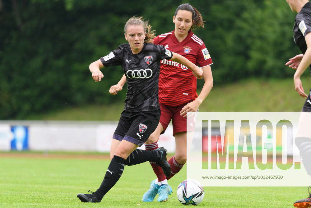 Stefanie Reischmann (21 FC Ingolstadt) and Ivana Rudelic (36 FC Bayern ...