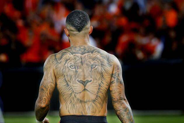Depay big lover of the tattoos and of the feline