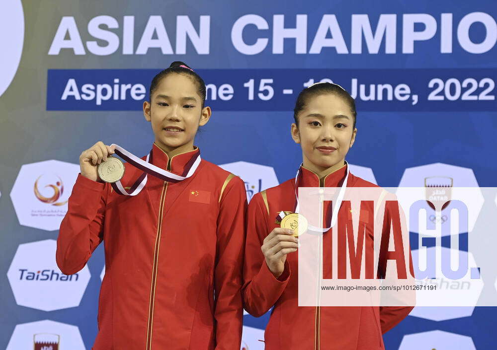 (220618) -- DOHA, June 18, 2022 -- Gold medalist Wei Xiaoyuan (R) and ...