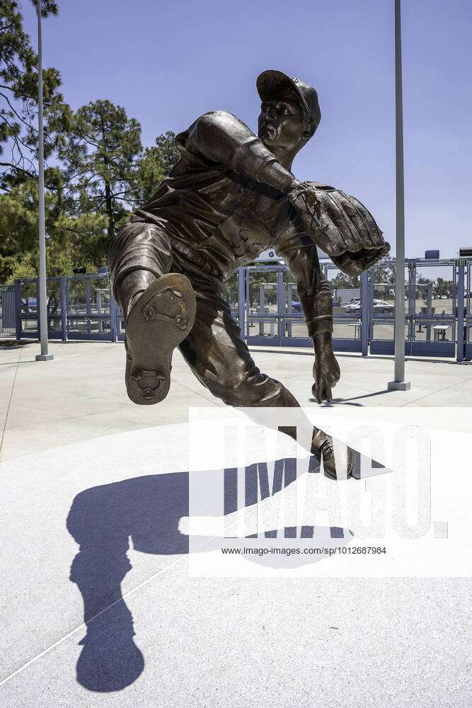 Sandy Koufax bronze statue stands in fan's front yard