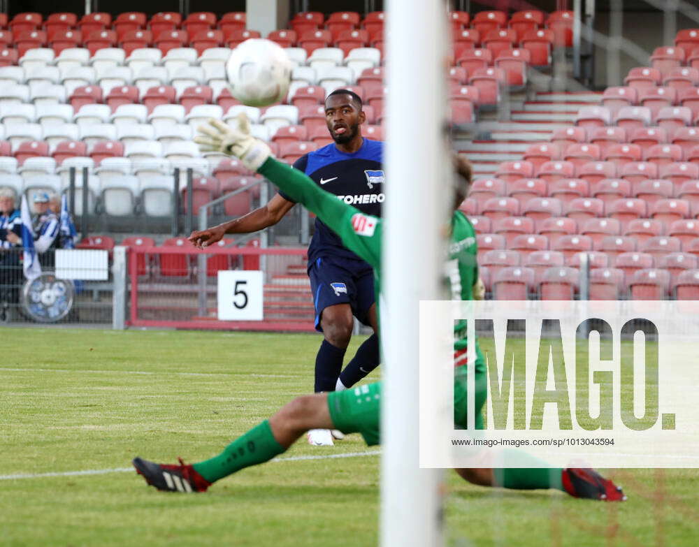 Myziane Maolida goal shot to 1 5, goalkeeper Alexander Sebald duel