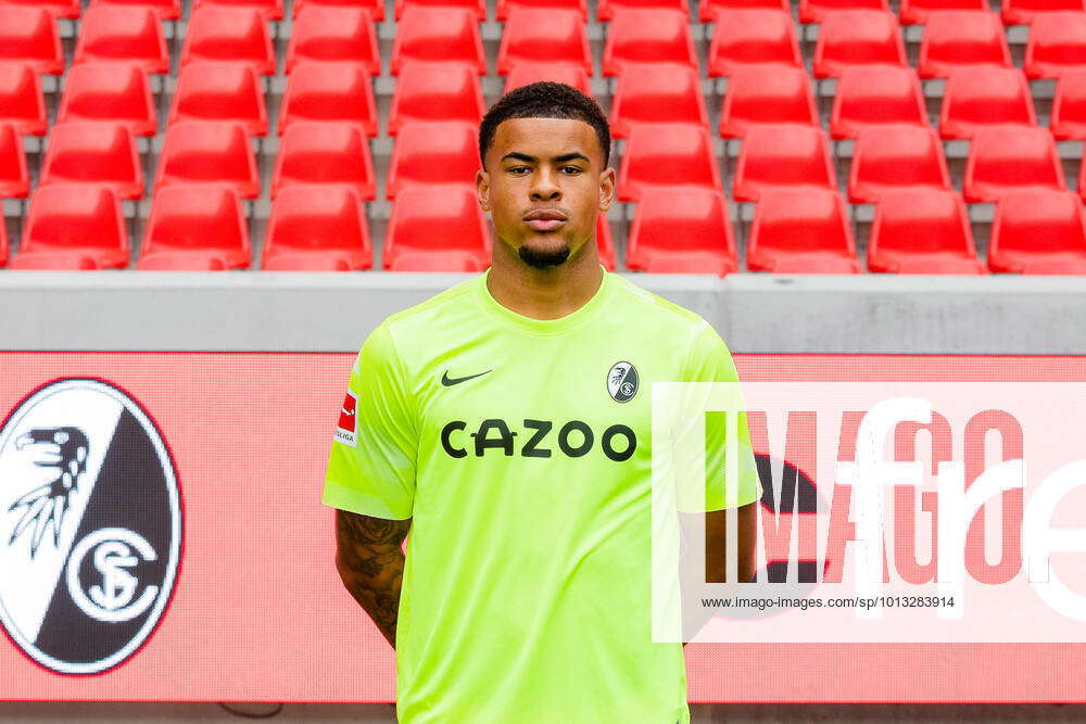 Noah Atubolu SC Freiburg 21 SC Freiburg 1 Bundesliga Portraittermin 